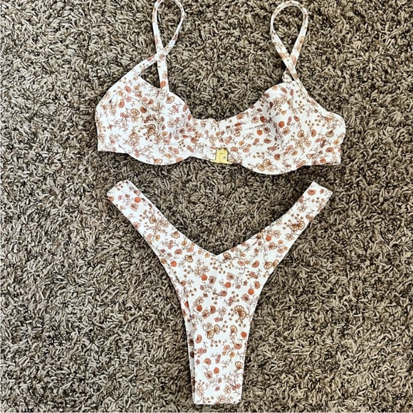 Kulani Kinis Running Flower Bikini Set size small - Picture 3 of 6